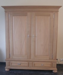 Moderne Massivholzmöbel aus Eiche und massive Landhausmöbel nach Mass