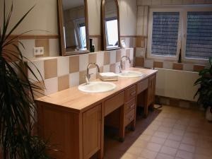 Badmöbel für 2 eingelassene Waschtische Möbel fürs Bad und Innenausbau