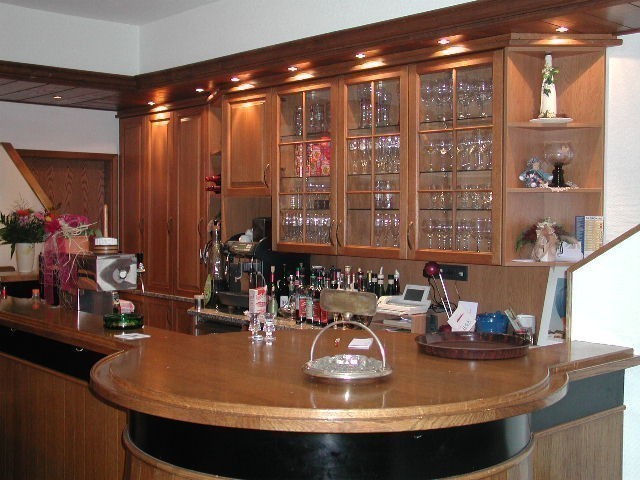 Einbauschrank für Thekenbereich in einer Gaststätte, Eiche massiv