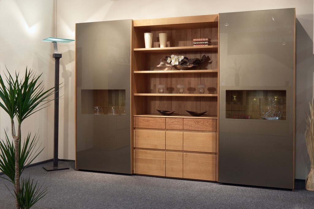 Der hohe Wohnzimmerschrank: Stauraumwunder und Designelement für Ihr Zuhause