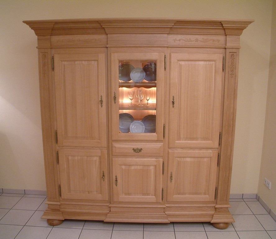 Der Eichenschrank im Wohnzimmer: Ein zeitloser Klassiker für Ihr Zuhause